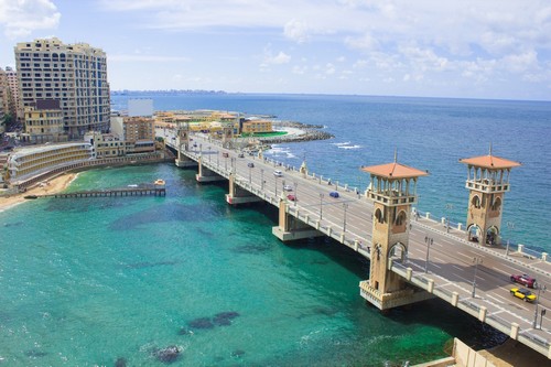 Αλεξάνδρεια ( Κάϊρο - Πυραμίδες ): Η γέφυρα tanley σε μια όμορφη ηλιόλουστη χειμερινή ημέρα με φόντο τη Μεσόγειο. Αλεξάνδρεια. Αίγυπτος. 