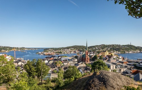Άρενταλ: Θέα της μικρής πόλης Αρένταλ σε μια ηλιόλουστη ημέρα τον Ιούνιο του 2018. Νορβηγία.