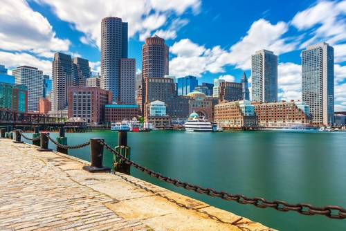 Βοστώνη: Ηλιόλουστη μέρα στη Βοστώνη από το λιμάνι στο κέντρο πόλης. Μασαχουσέτη. ΗΠΑ.