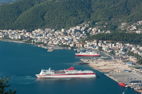 Ηγουμενίτσα: Αεροφωτογραφία της παραλίας και του ορίζοντα της Ηγουμενίτσας με αγκυροβολημένα πλοία. Ηγουμενίτσα. Ελλάδα. 
