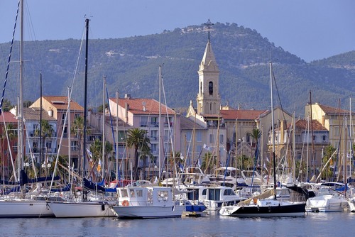 Λα Σεν Συρ Μερ: Κοινότητα στη Var στην περιοχή Provence-Alpes-Côte d'Azur στη νοτιοανατολική Γαλλία. Είναι μέρος του οικισμού του Τουλόν και βρίσκεται δυτικά αυτής της πόλης. Λα Σεν Σιρ Μερ. Γαλλία. 