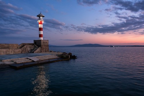 Μπουργκάς: Φάρος στο ηλιοβασίλεμα στο λιμάνι Μπουργκάς στη Μαύρη Θάλασσα. Βουλγαρία.
