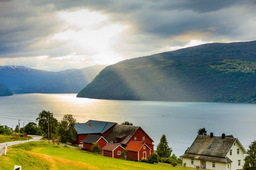 Νορντφιορντέϊντ: Όμορφη φύση. Τοπίο βουνών κοντά στο Utvik στο Nordfjord στο νομό Sogn og Fjordane. Νορντφιορντέϊτ. Νορβηγία.