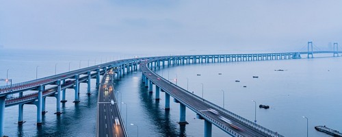 Νταλιάν: Νυχτερινό τοπίο της γέφυρας που διασχίζει τη θάλασσα του Νταλιάν στο Λιαονίνγκ. Κίνα.
