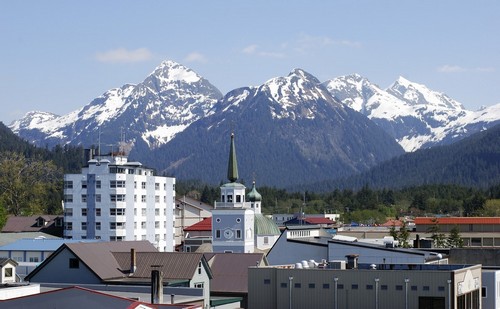 Σίτκα: Το κέντρο πόλης της Σίτκα με φόντο τα χιονισμένα βουνά. Αλάσκα.
